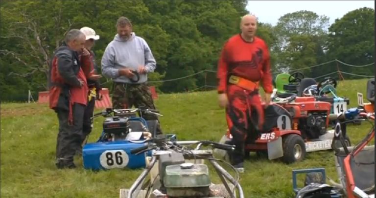 بدء موسم سباقات آلات جز العشب ببريطانيا