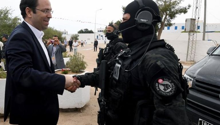 رئيس الوزراء التونسي مع رجال الأمن