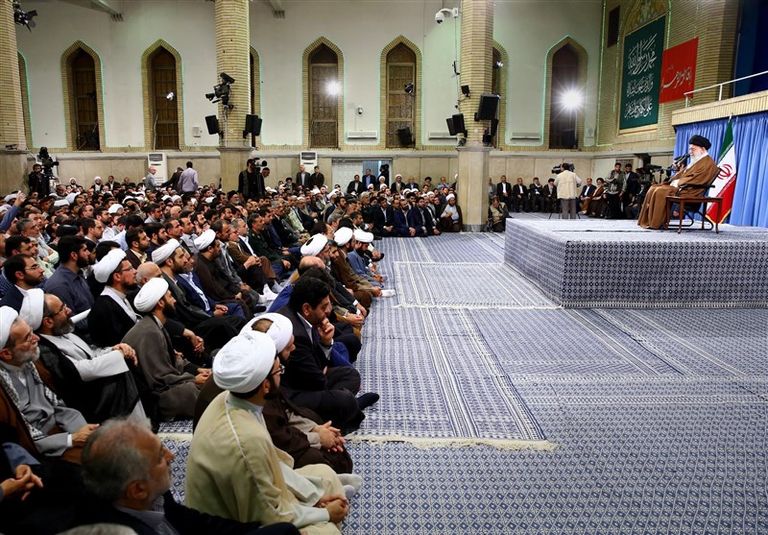 خامنئي خلال لقائه بإيرانيين وهو يشيد بالأمن في بلاده سليماني مؤديا التحية العسكرية لخامنئي