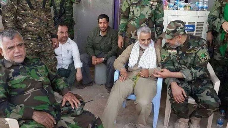 سليماني في العراق سليماني مؤديا التحية العسكرية لخامنئي