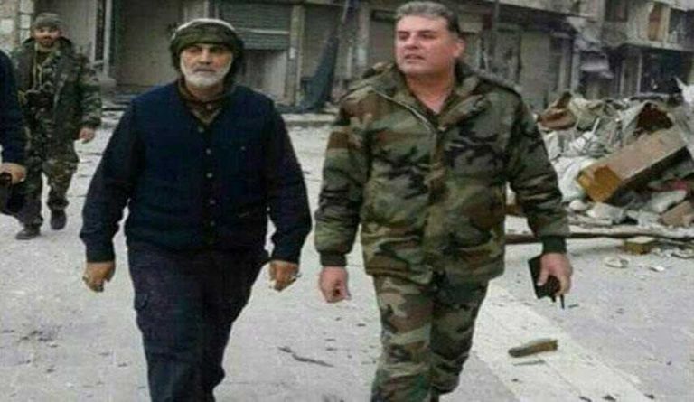 سليماني في مدينة حلب بسوريا سليماني مؤديا التحية العسكرية لخامنئي