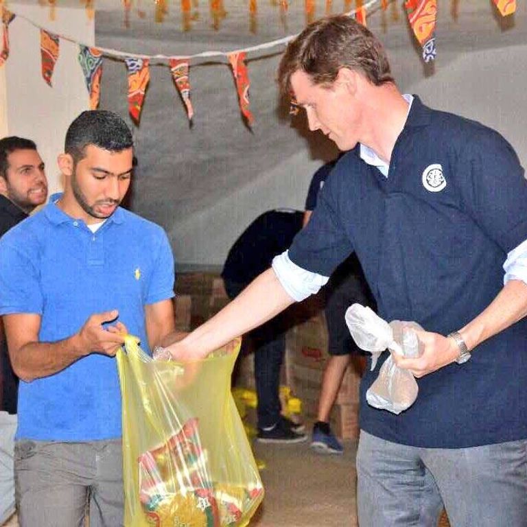سفير بريطانيا يشارك في تجهيز شنط رمضان