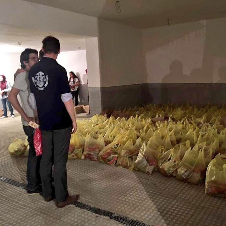 سفير بريطانيا يشارك في تجهيز شنط رمضان