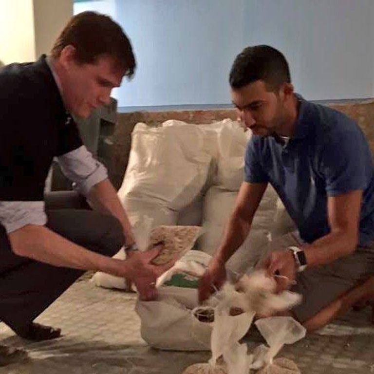 سفير بريطانيا يشارك في تجهيز شنط رمضان