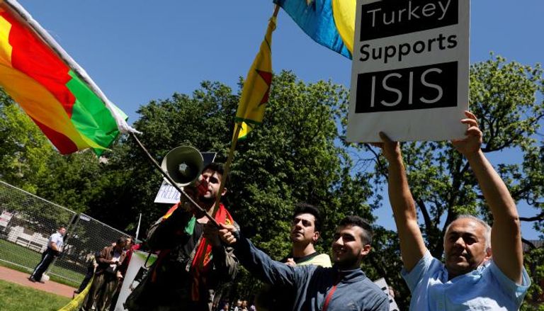 الجالية الكردية فى واشنطن ترفع لافتات "تركيا تدعم داعش" - رويترز