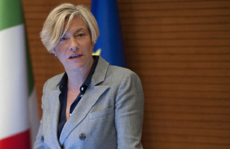 وزيرة الدفاع الفرنسية الجديدة سيلفي جولار