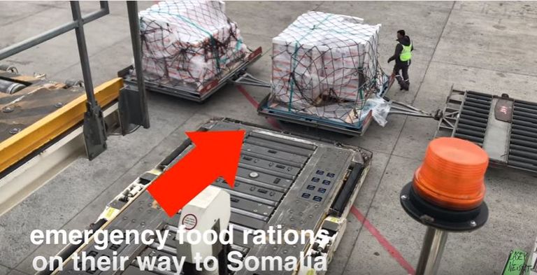 طائرة "جيش الحب" تصل الصومال