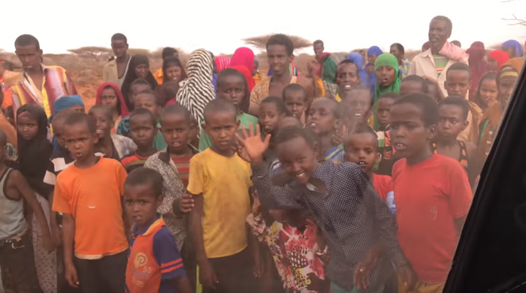 طائرة "جيش الحب" تصل الصومال