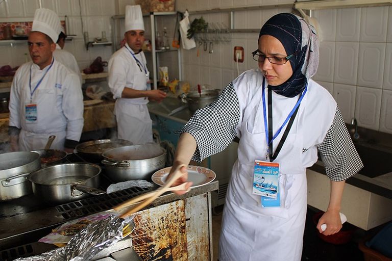 "عيد السمك" يشعل المنافسة بين الطباخين بالجزائر