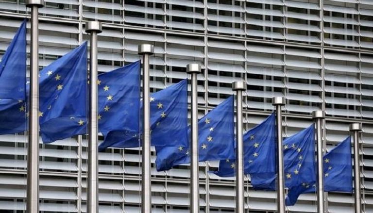 أعلام ترفرف أمام مقر المفوضية الأوروبية في بروكسل.