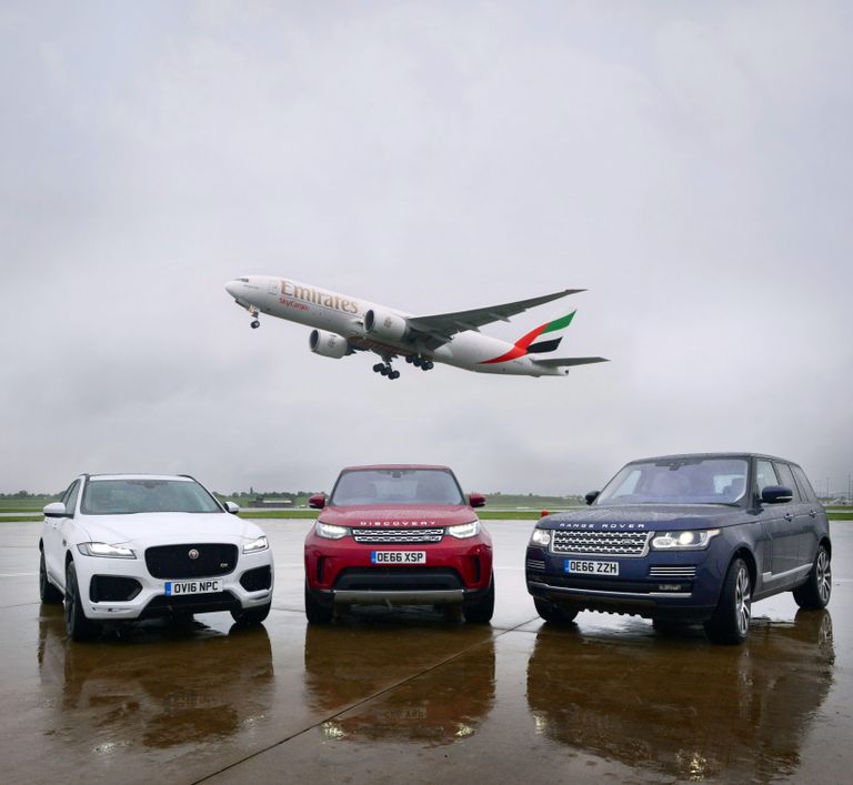 سيارات جاكوار لاند روفر قبيل تحميلها على طائرة "الإمارات للشحن الجوي"