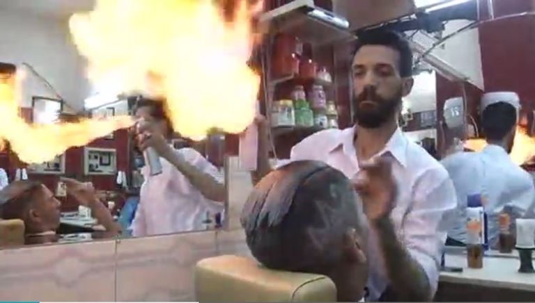 حلاق مصري يصفف شعر زبائنه بالنار 