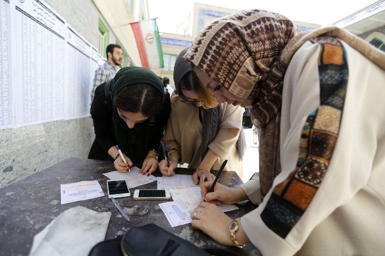 تصويت جماعي وعشوائي في مراكز التصويت بإيران
