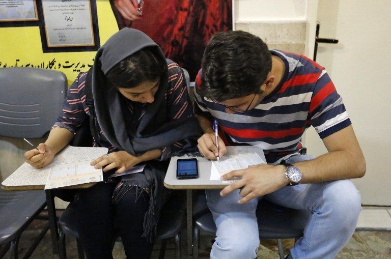 تصويت جماعي وعشوائي في مراكز التصويت بإيران