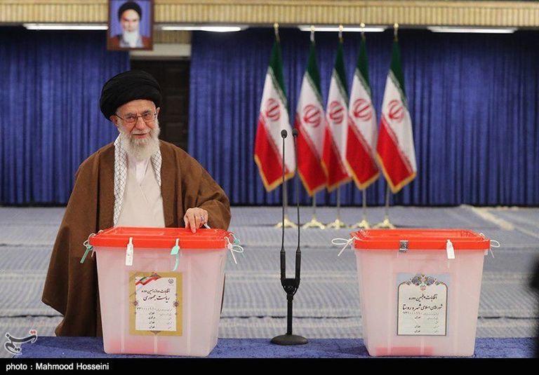 تصويت جماعي وعشوائي في مراكز التصويت بإيران