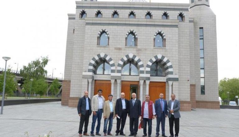 وفد هيئة آل مكتوم الخيرية أمام مسجد السلام في هولندا