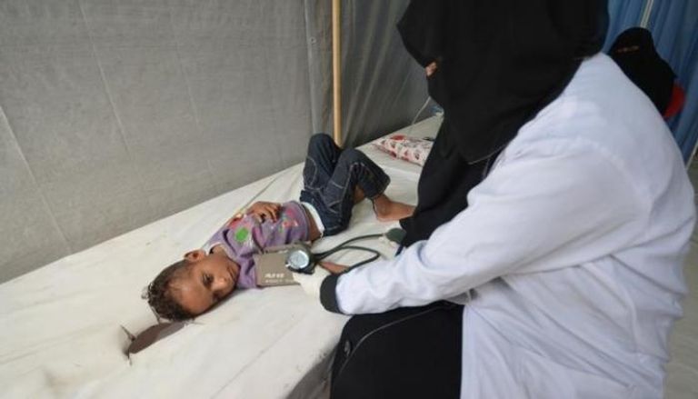 طفل يمني مصاب بالكوليرا يتلقى العلاج