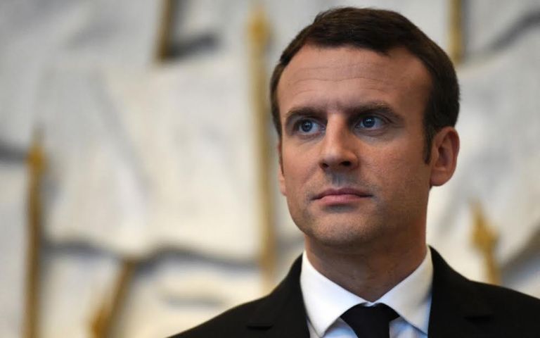 مانويل ماكرون وسط الصحفيين