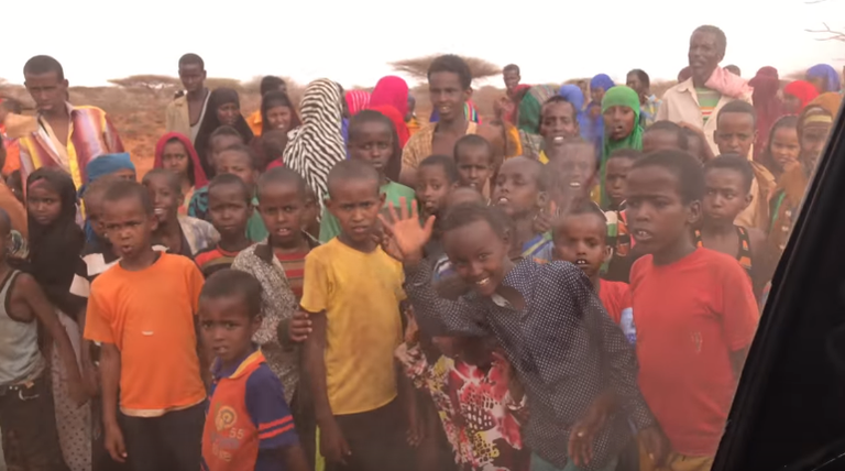 طبيبة صومالية تعالج طفلا مصابا بسوء التغذية في مستشفى في مقديشو