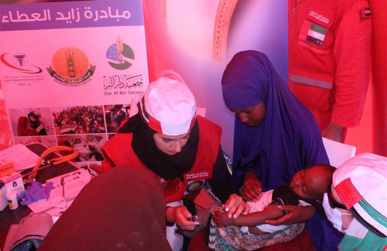 طبيبة صومالية تعالج طفلا مصابا بسوء التغذية في مستشفى في مقديشو