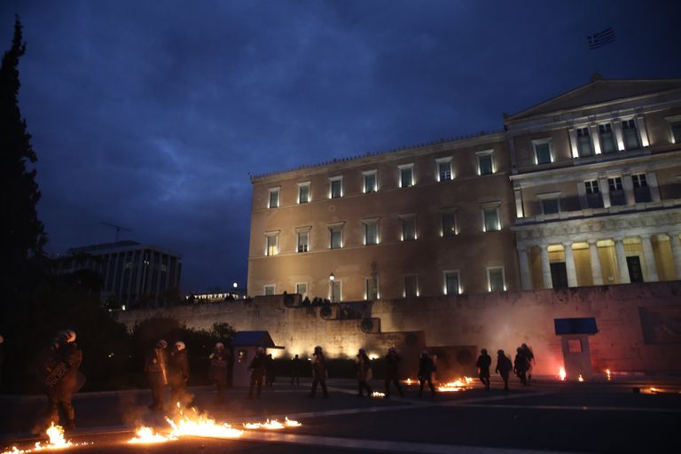 اشتباكات أمام البرلمان اليوناني - رويترز
