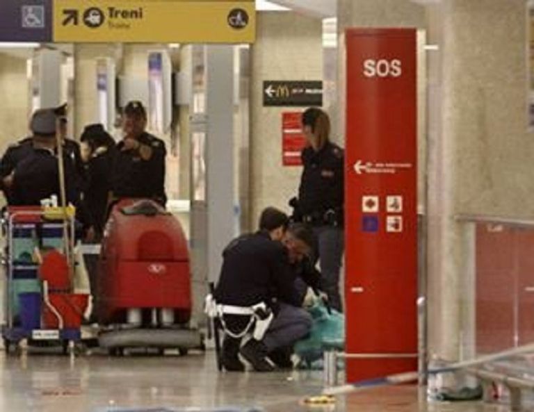 صورة من موقع حادث عملية الطعن في محطة قطارات