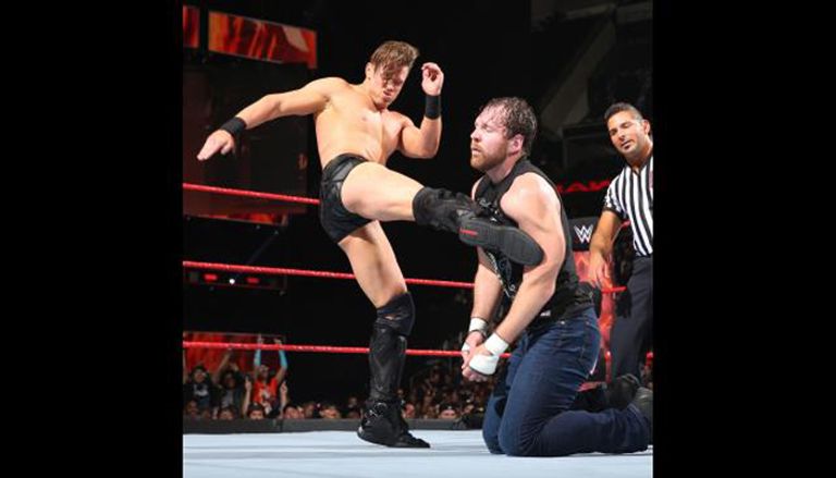 دين أمبروز يجذب يد ذا ميز