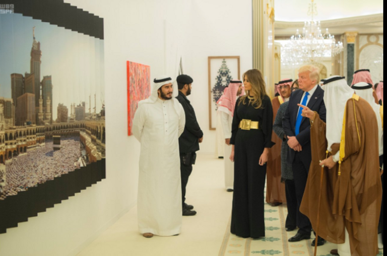 الملك سلمان بن عبد العزيز آل سعود برفقة ترامب وزوجته في معرض الفن المعاصر