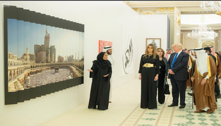 الملك سلمان بن عبد العزيز آل سعود برفقة ترامب وزوجته في معرض الفن المعاصر