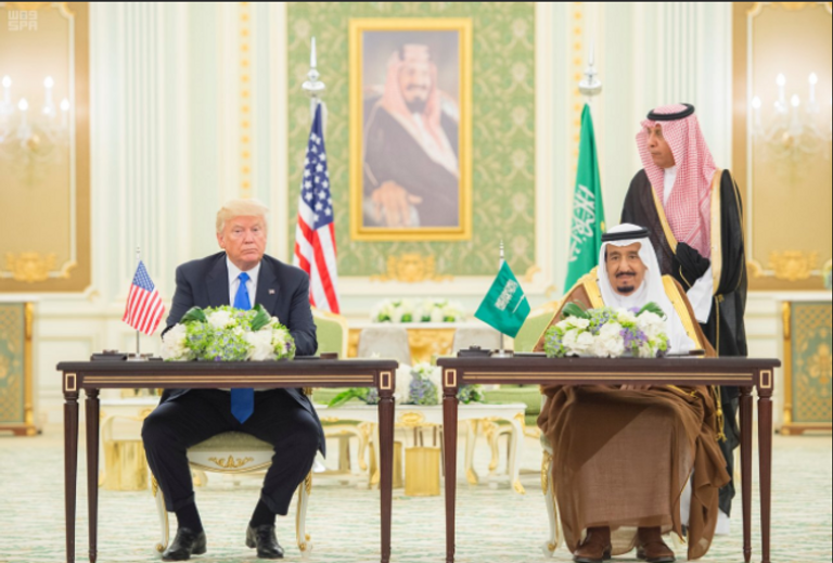 الملك سلمان بن عبد العزيز آل سعود برفقة الرئيس الأمريكي ترامب 