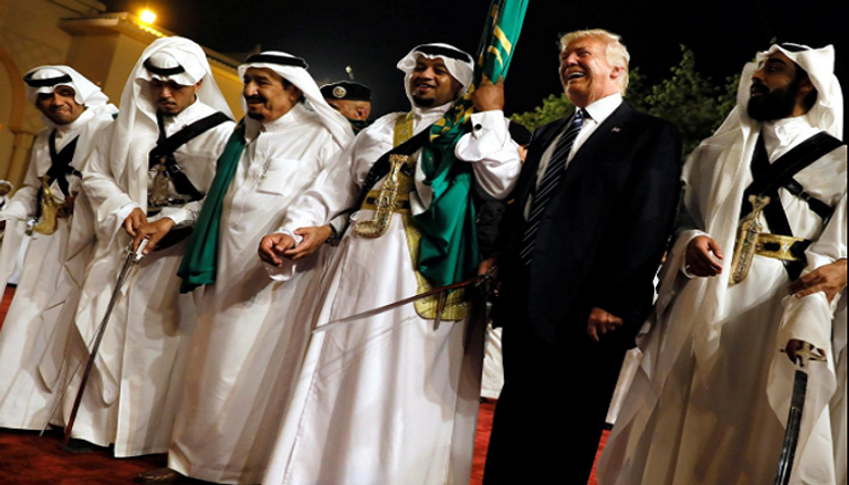 ترامب يؤدي العرضة السعودية برفقة الملك سلمان 