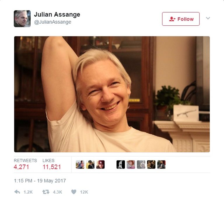 باميلا أندرسون أعادت نشر سيلفي لأسانج