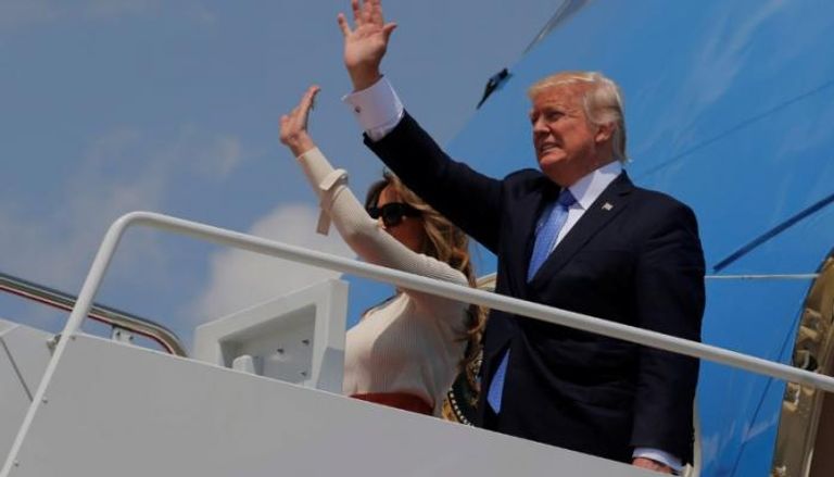 ترامب وزوجته يصعدان الطائرة الرئاسية 