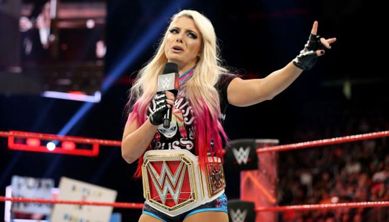 أليكسا بليس تضرب بايلي بعصا خشبية