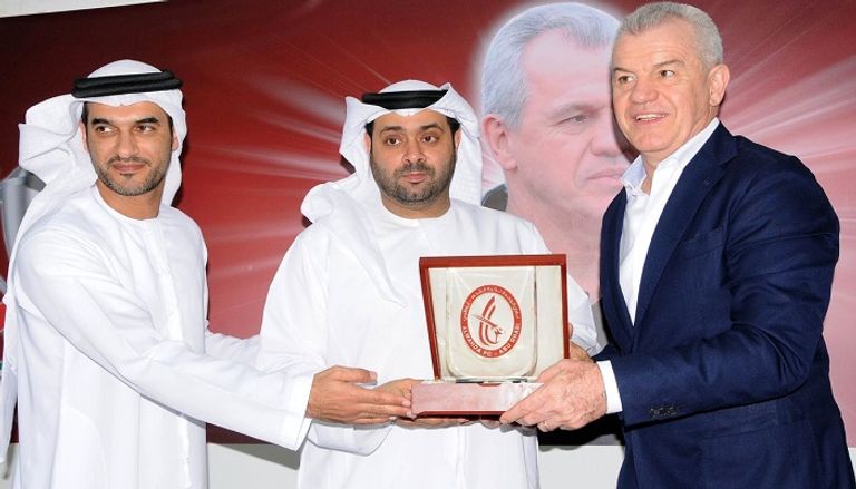 خافيير أجيري خلال المؤتمر بحضور الرميثي 