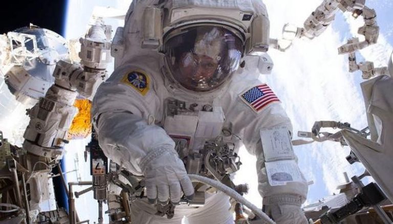رائد فضاء يقوم بعملية إصلاح خارج المحطة الفضائية الدولية- رويترز