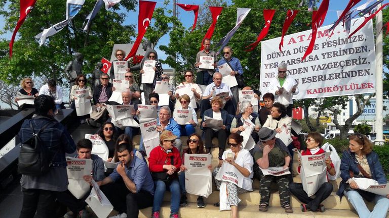 وقفة تضامنية لقراء الصحيفة التركية