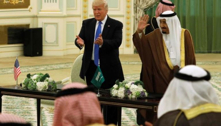 الرئيس الأمريكي مع العاهل السعودي بعد توقيع عدد من الإتفاقات (رويترز)