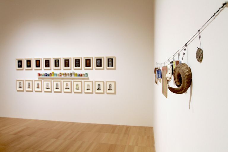 من الأعمال التركيبية بالمعرض