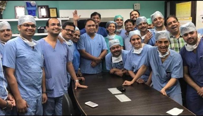 الفريق الطبي بعد نجاح عملية زراعة الرحم في الهند