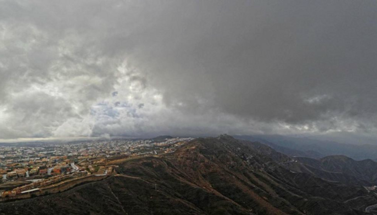 أمطار وبرق عسير ترسم لوحات جمالية