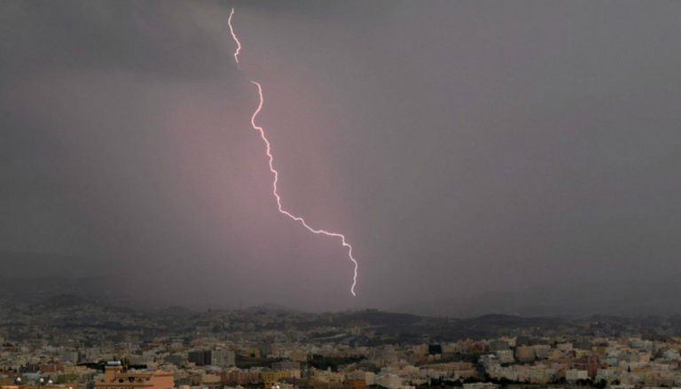 أمطار وبرق عسير ترسم لوحات جمالية