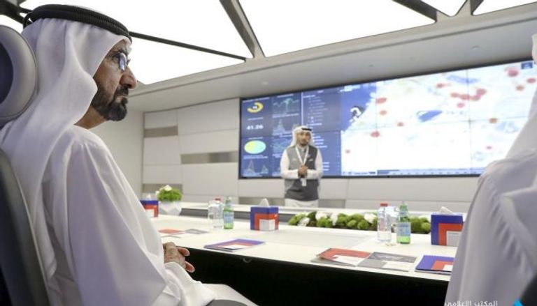 محمد بن راشد خلال افتتاحه مركز التحكم الموحد لأنظمة النقل والطرق 