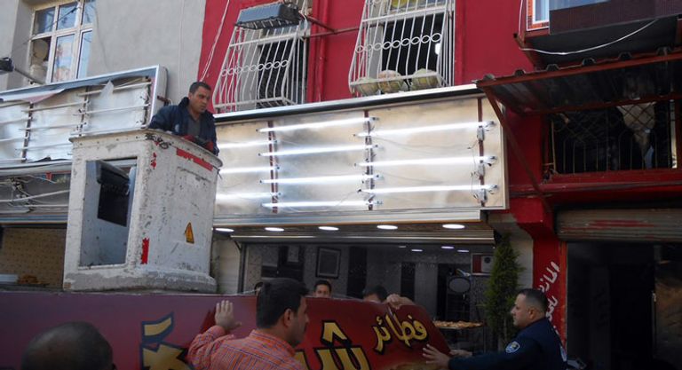 بلدية ولاية هاتاى التركية تزيل لافتات باللغة العربية