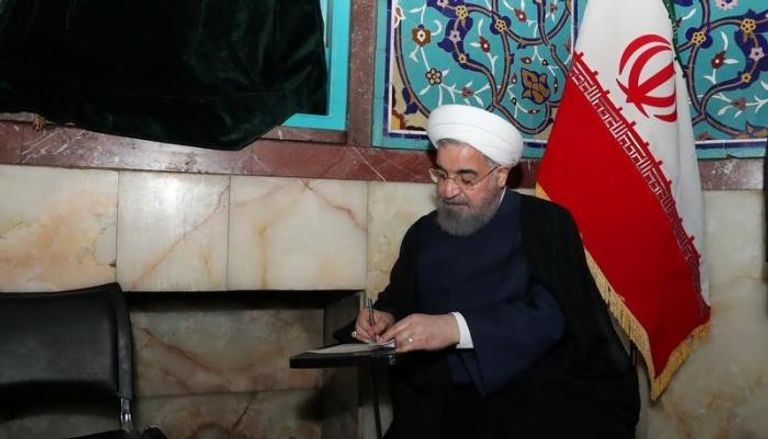 روحاني يدلي بصوته في الانتخابات التي شابها التزوير