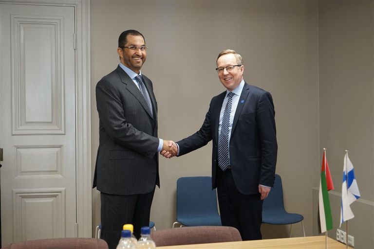 الدكتور سلطان بن أحمد الجابر برفقة مسوؤل فنلندي