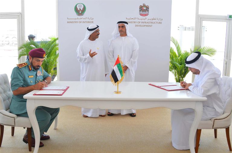 الفريق الشيخ سيف بن زايد آل نهيان في المعرض