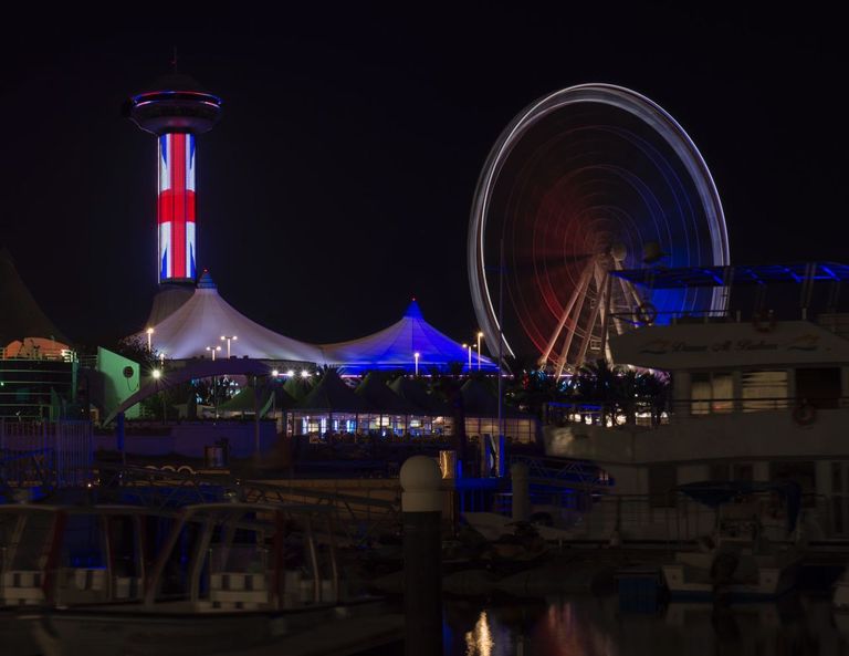 معالم أبوظبي تتزين بالعلم البريطاني 