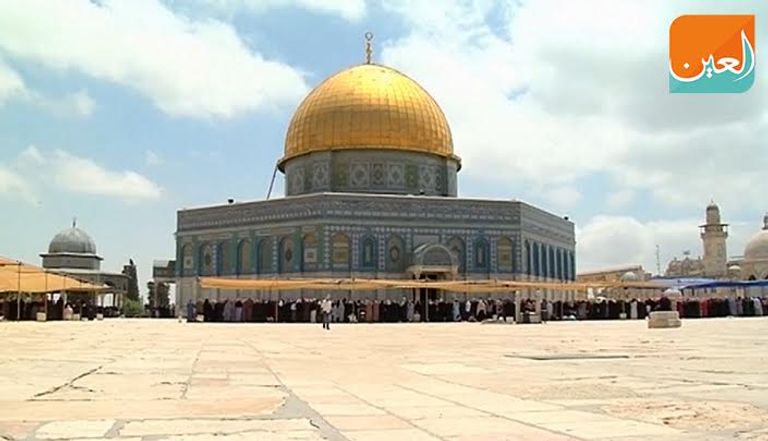 فلسطينيون يزينون الشوارع والمساجد