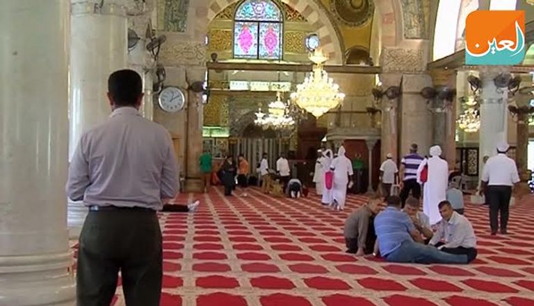 فلسطينيون يزينون الشوارع والمساجد